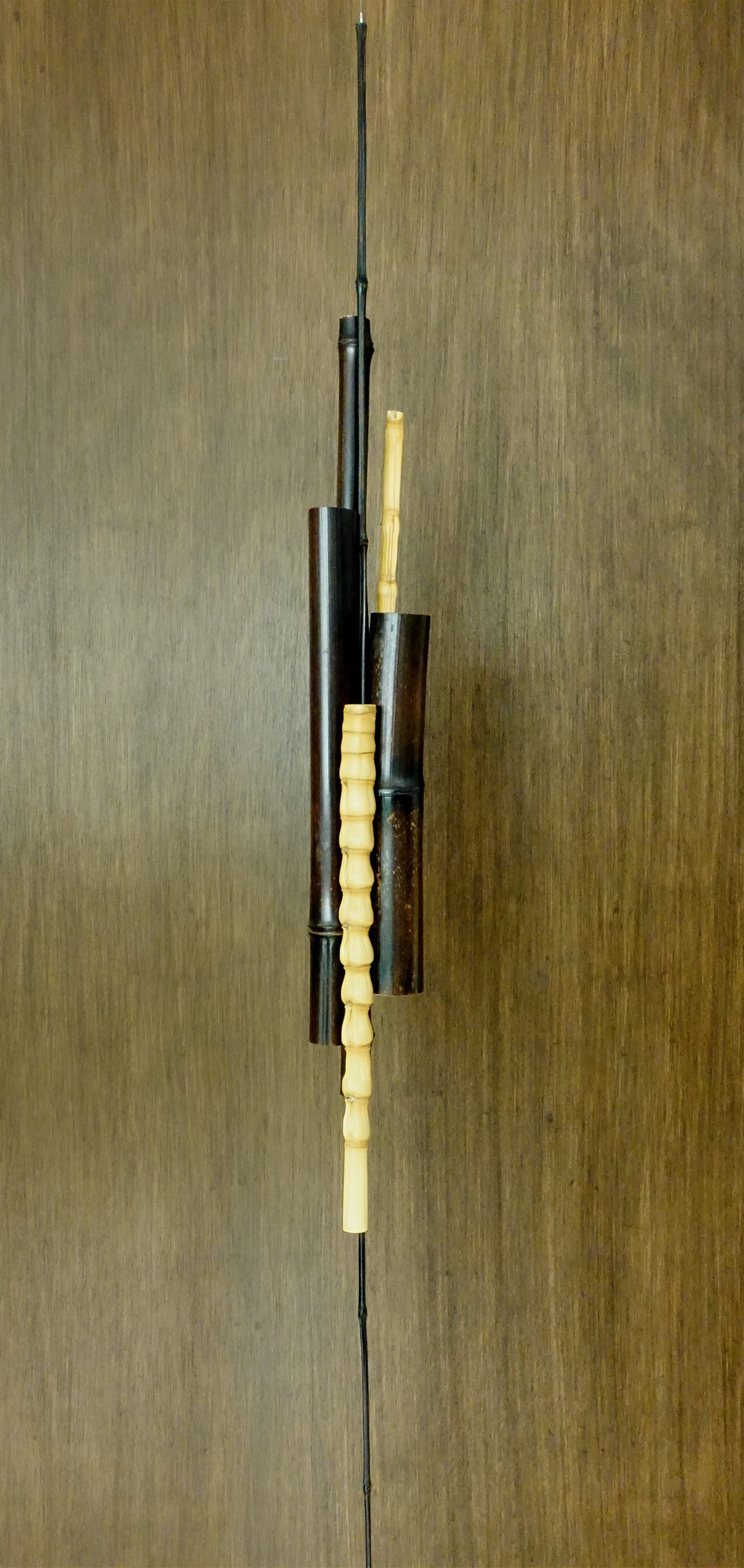 Sculpture 43 - 2025 - Bambou noir, bambou vert - L 6,5 x H 95 x P 6,5 cm