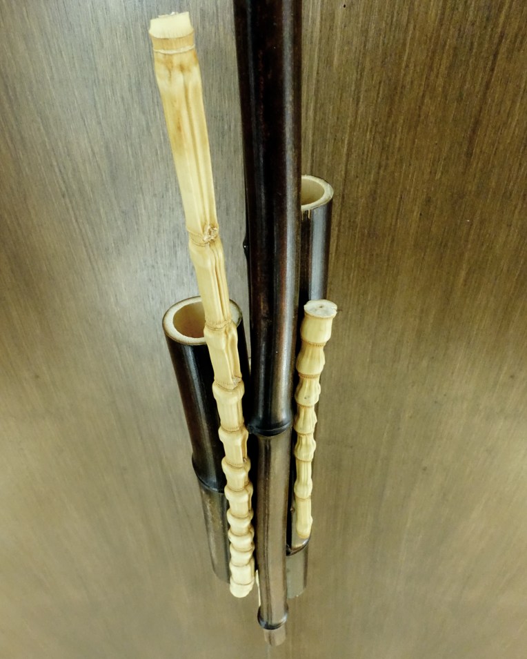 Sculpture 43 - 2025 - Bambou noir, bambou vert - L 6,5 x H 95 x P 6,5 cm