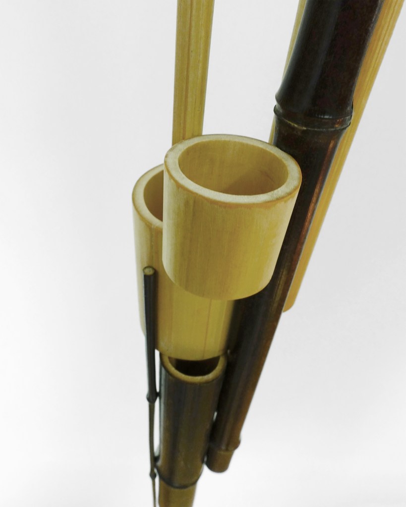 Sculpture 44 - 2025 - Bambou noir, bambou vert - L 7,5 x H 156 x P 7,5 cm